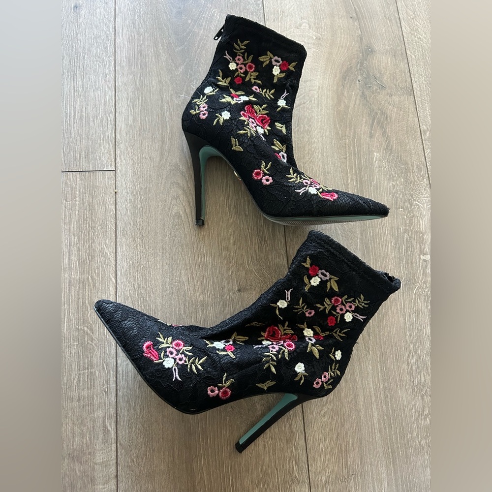 ⬇️PRICE⬇️ BETSEY JOHNSON • Floral Black/Red Heel Bootie • size 6.5